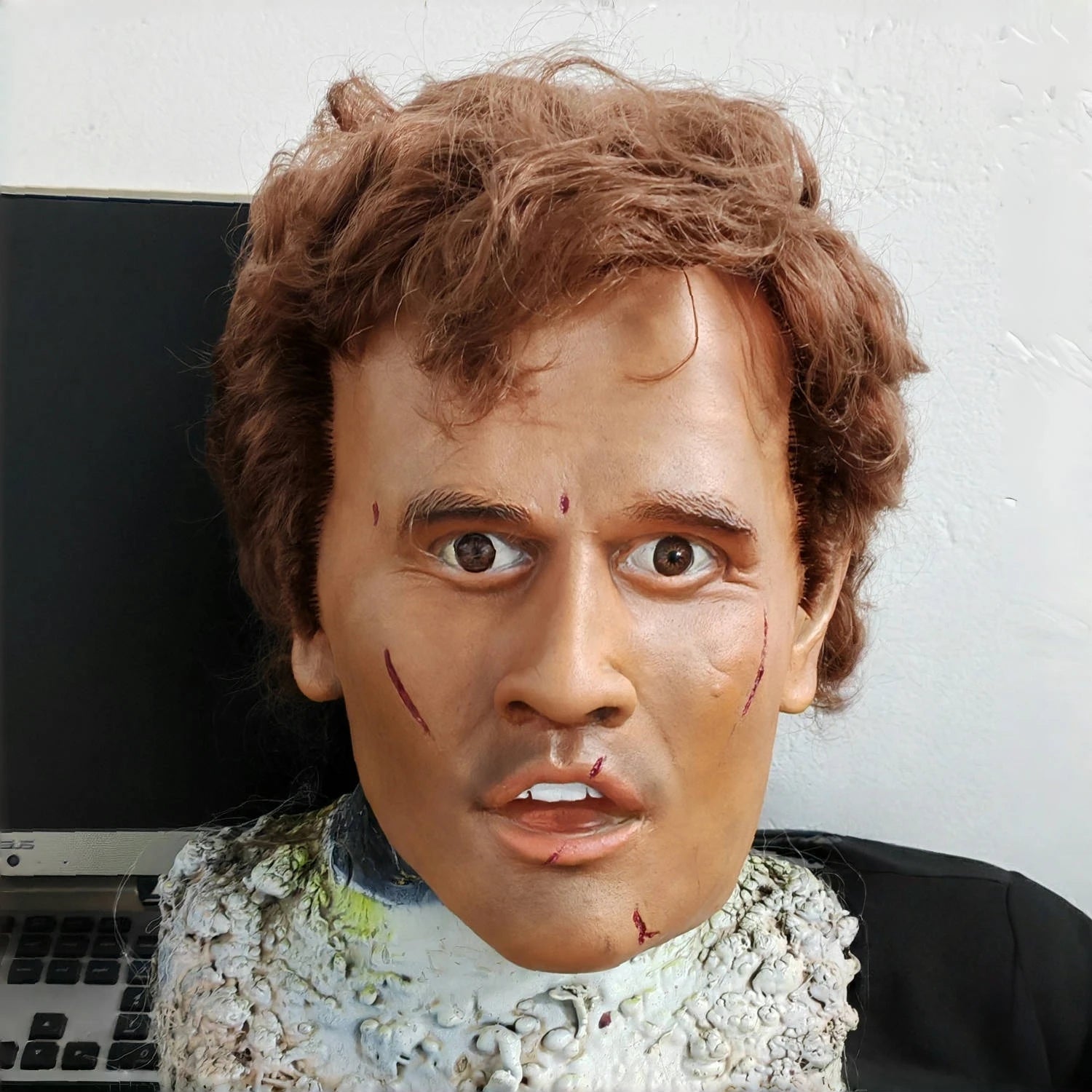 Beau jeune homme Masque en caoutchouc à tête complète avec perruque bouclée réaliste, accessoire de fête pour hommesmasque en caoutchouc pleine tête avec perruque bouclée réaliste dur fort homme masque accessoire de fête pour hommes