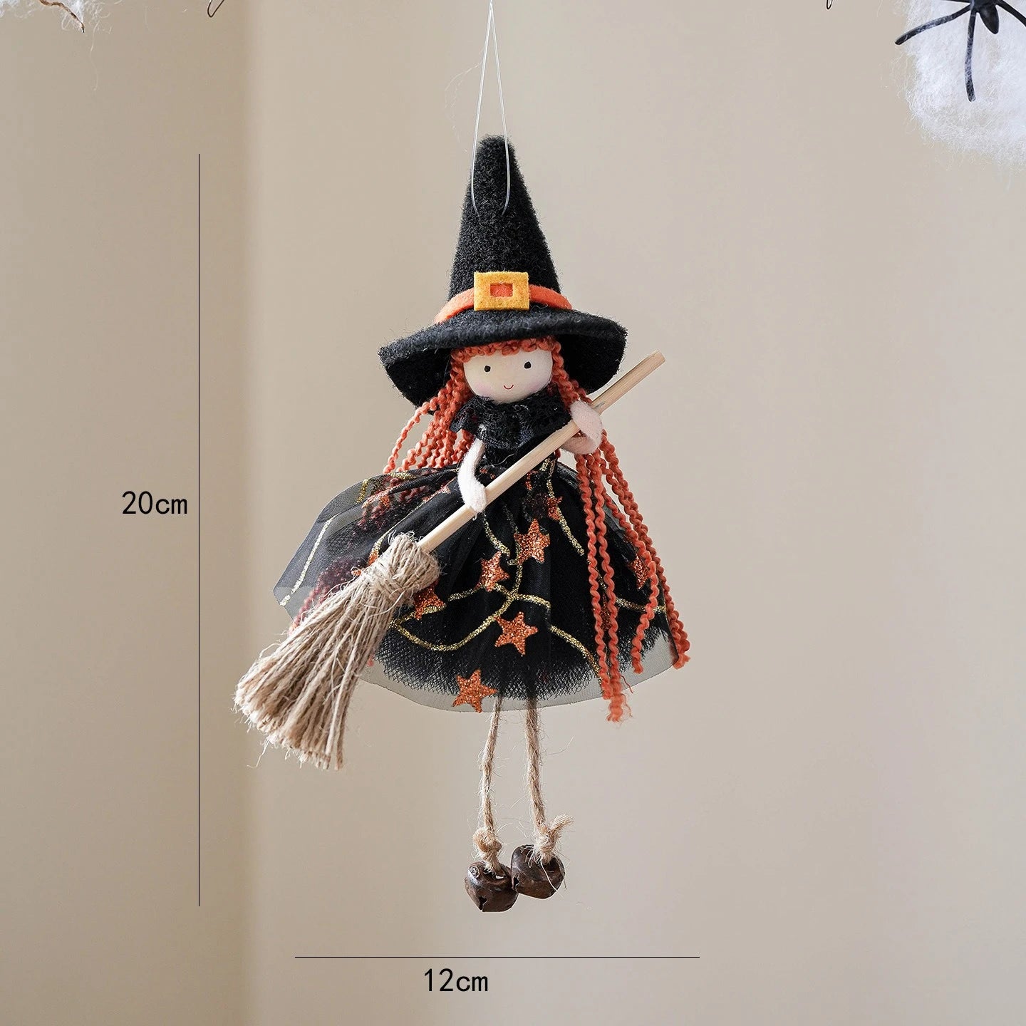 Décoration Balai en Maille – Fille Ange Suspendue – Halloween 2025