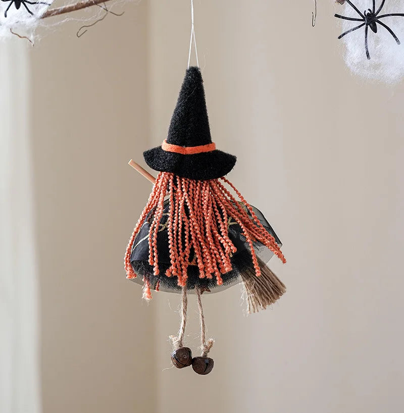 Décoration Balai en Maille – Fille Ange Suspendue – Halloween 2025