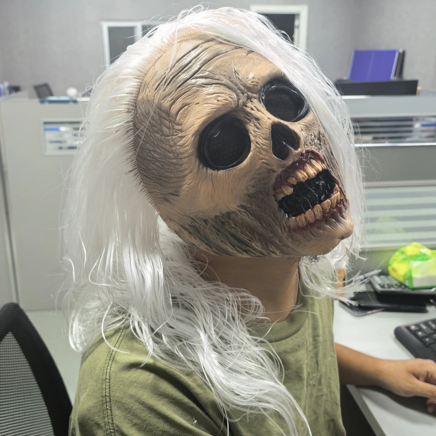 Masque facial en caoutchouc Zombie pour adultes, Halloween Walking Dead, avec cheveux blancs, cri, conception de vieil homme, pour Cosplay et accessoire de fête