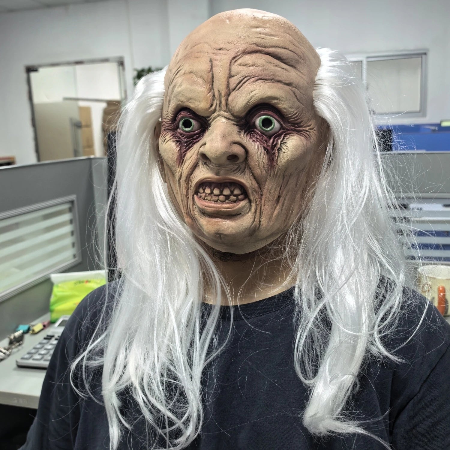 Realistische Gummimaske für alte Männer – Vollkopf mit weißen Haaren – Horror-Diener-Requisite für Erwachsene