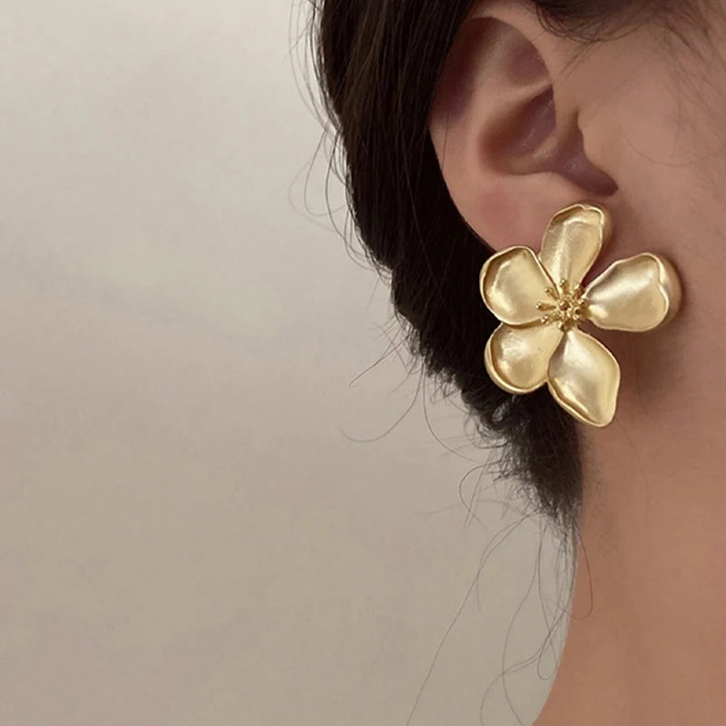 European and American style metal flower stud earrings for women