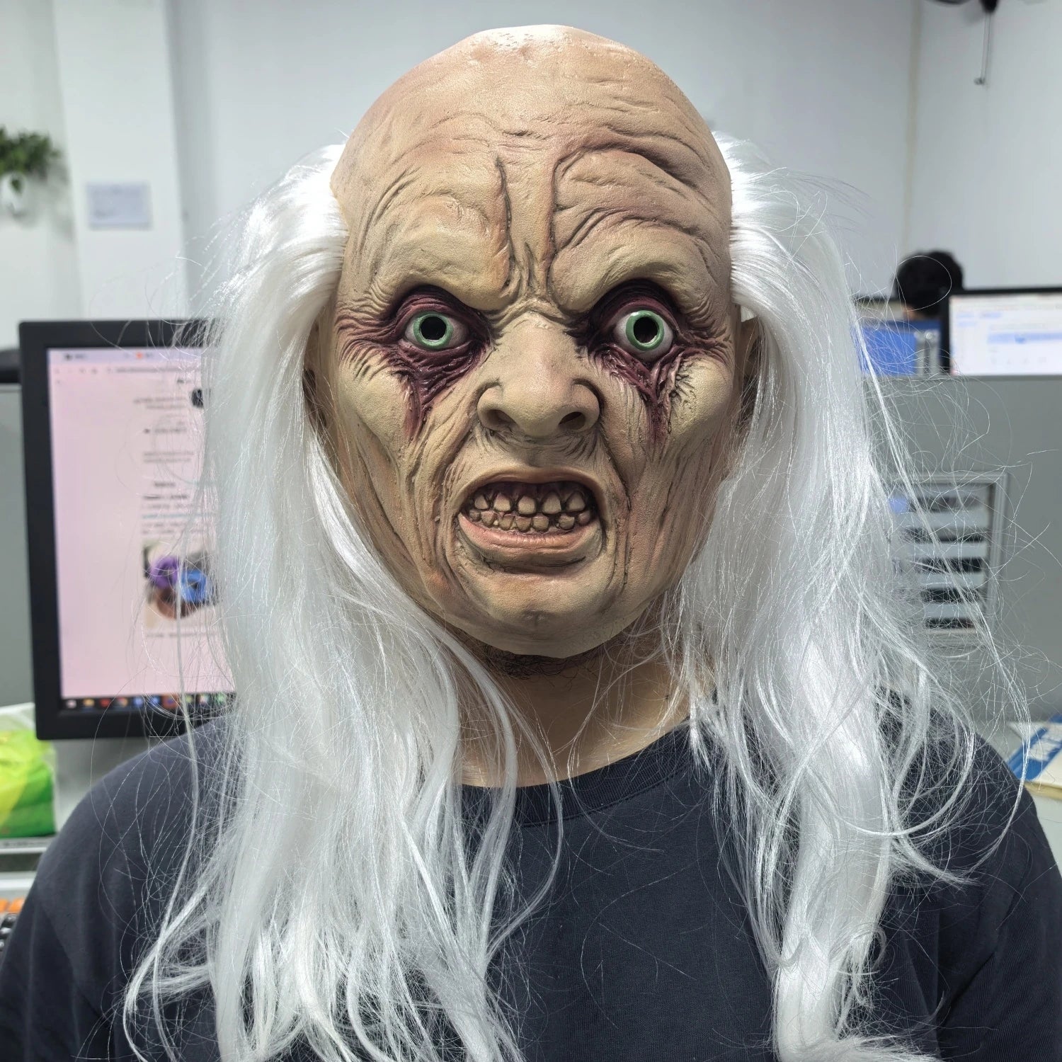 Realistische Gummimaske für alte Männer – Vollkopf mit weißen Haaren – Horror-Diener-Requisite für Erwachsene