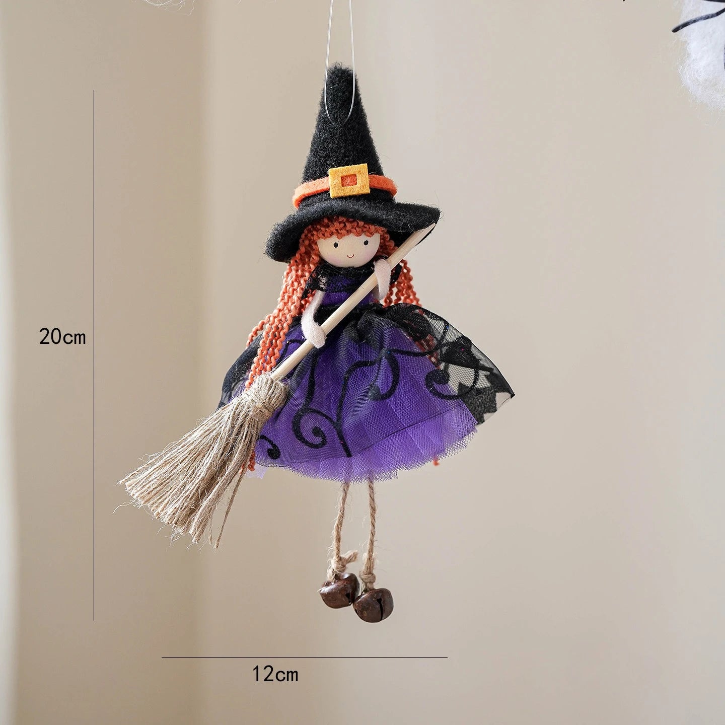 Décoration Balai en Maille – Fille Ange Suspendue – Halloween 2025