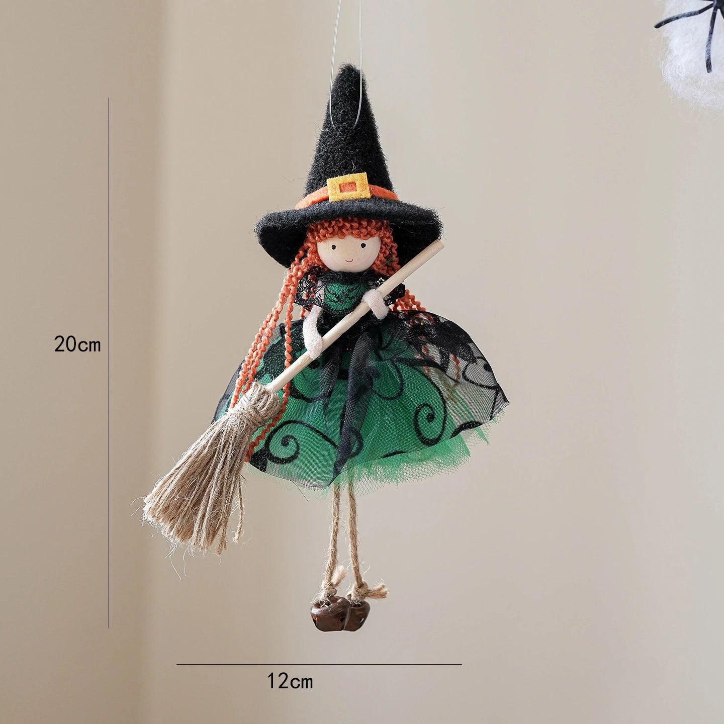 Décoration Balai en Maille – Fille Ange Suspendue – Halloween 2025
