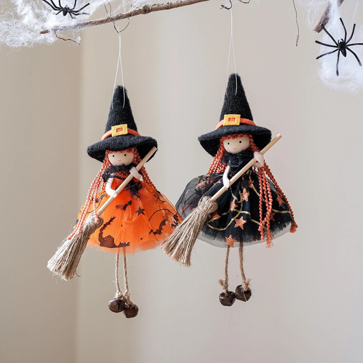 Décoration Balai en Maille – Fille Ange Suspendue – Halloween 2025