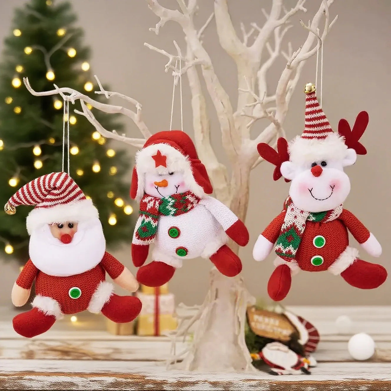 Père Noël, bonhomme de neige et renne en peluche – Décorations de Noël