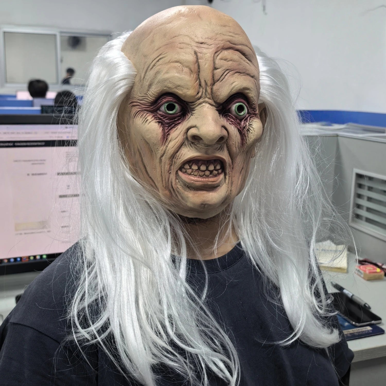 Realistische Gummimaske für alte Männer – Vollkopf mit weißen Haaren – Horror-Diener-Requisite für Erwachsene