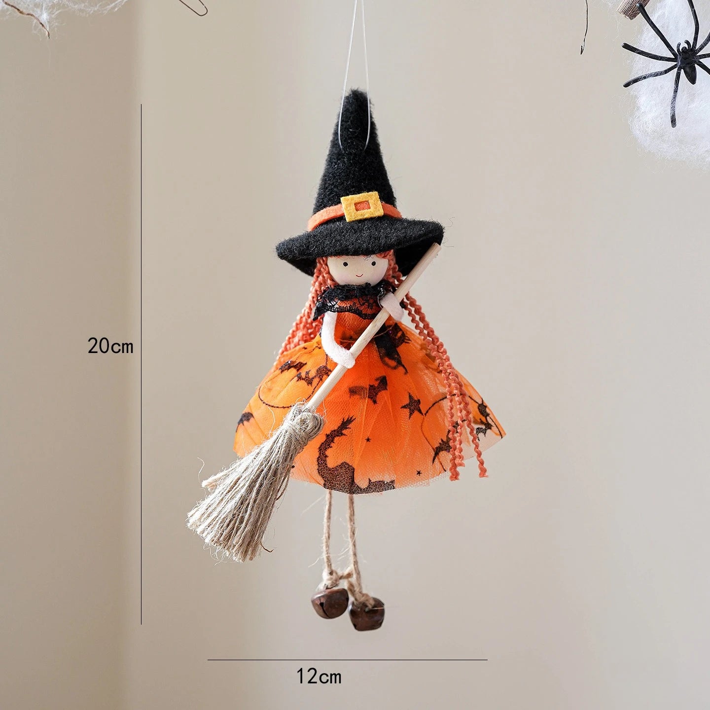 Décoration Balai en Maille – Fille Ange Suspendue – Halloween 2025