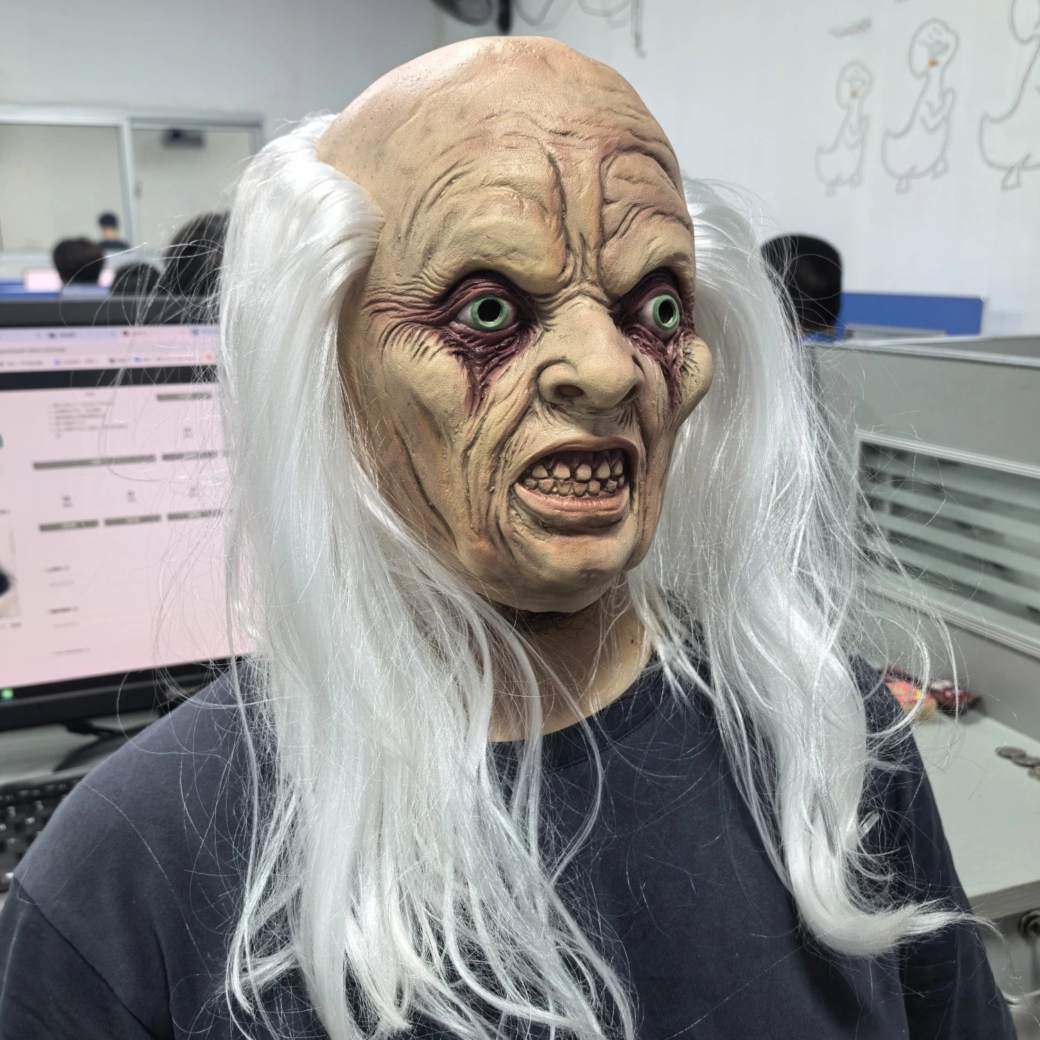 Realistische Gummimaske für alte Männer – Vollkopf mit weißen Haaren – Horror-Diener-Requisite für Erwachsene