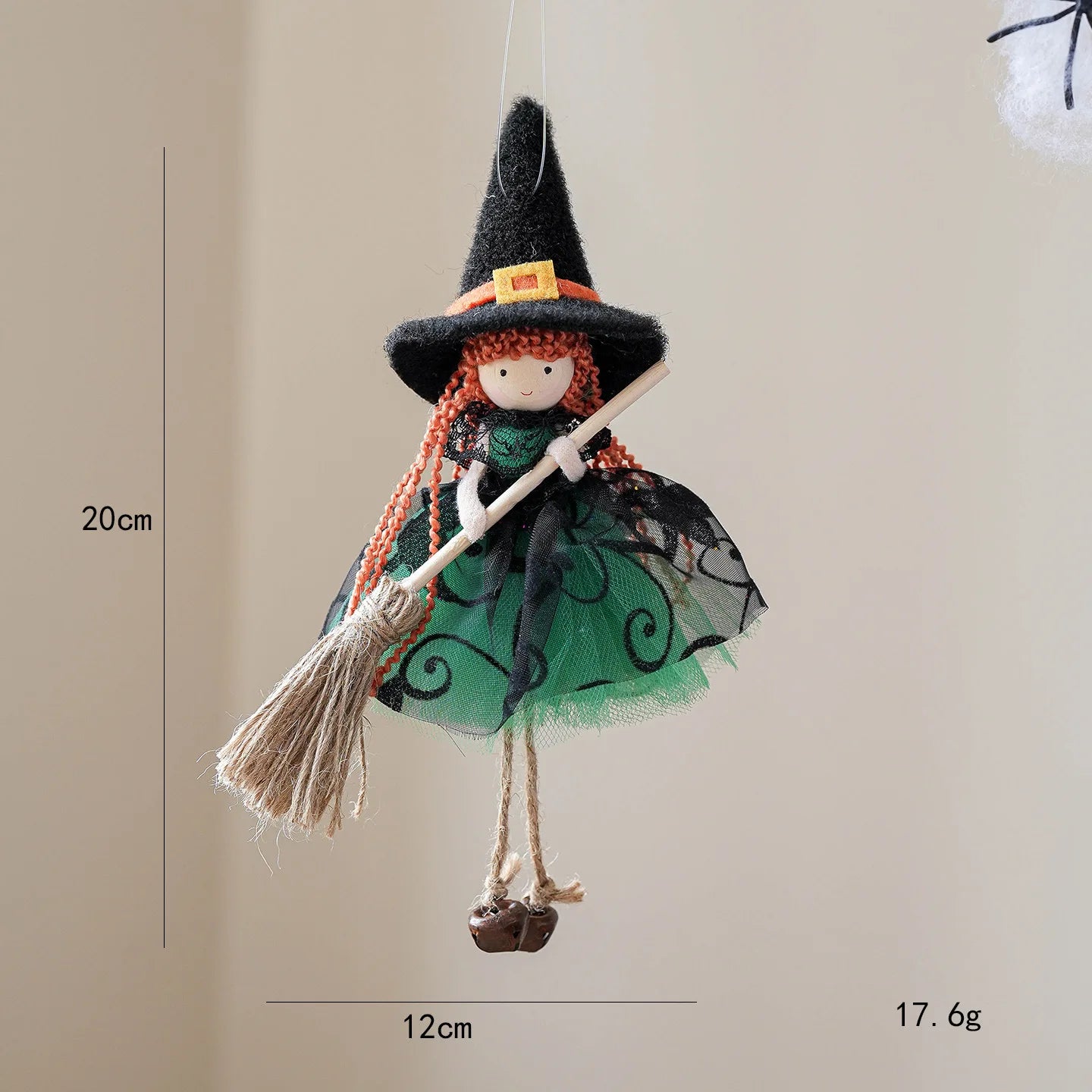 Décoration Balai en Maille – Fille Ange Suspendue – Halloween 2025